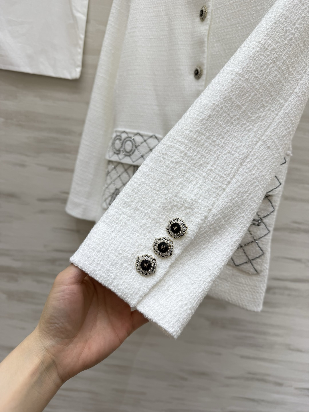 #Chane♡²⁶奶白粗花呢外套 粗花呢肌理自带柔光滤镜 翻领设计 重工钉珠字母口袋 经典又高级 高品质