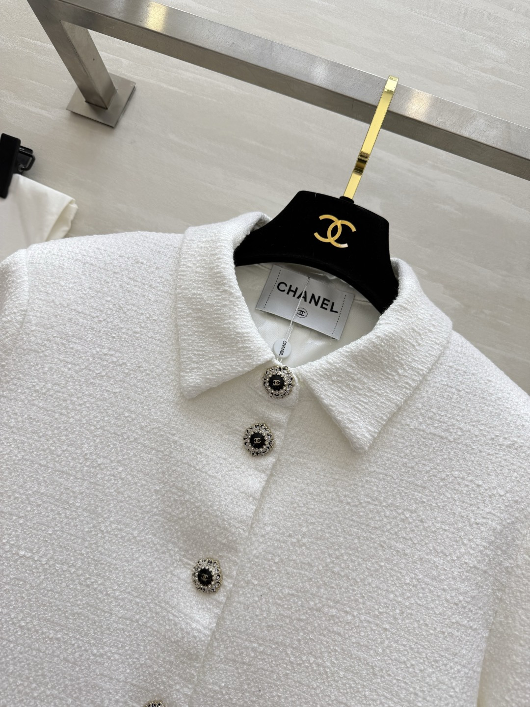 #Chane♡²⁶奶白粗花呢外套 粗花呢肌理自带柔光滤镜 翻领设计 重工钉珠字母口袋 经典又高级 高品质