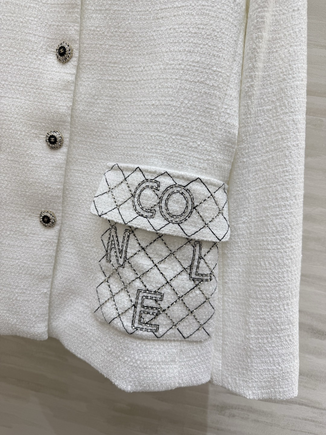 #Chane♡²⁶奶白粗花呢外套 粗花呢肌理自带柔光滤镜 翻领设计 重工钉珠字母口袋 经典又高级 高品质
