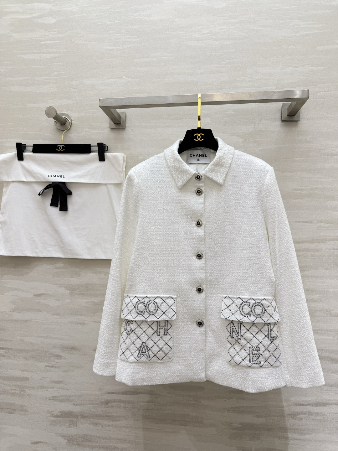 #Chane♡²⁶奶白粗花呢外套 粗花呢肌理自带柔光滤镜 翻领设计 重工钉珠字母口袋 经典又高级 高品质