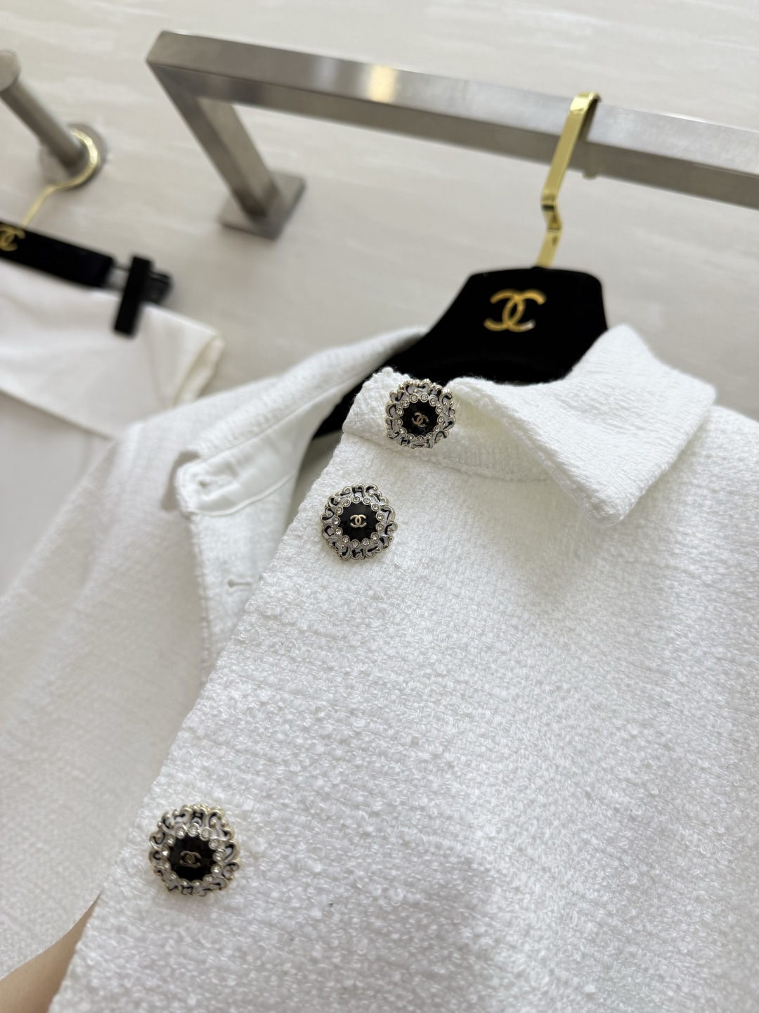 #Chane♡²⁶奶白粗花呢外套 粗花呢肌理自带柔光滤镜 翻领设计 重工钉珠字母口袋 经典又高级 高品质