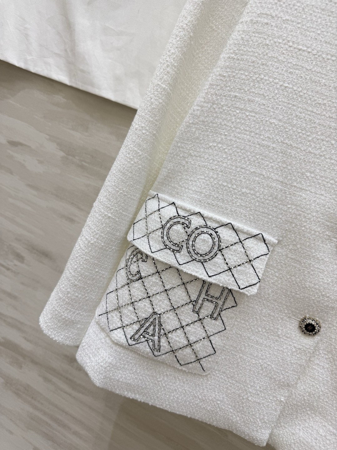 #Chane♡²⁶奶白粗花呢外套 粗花呢肌理自带柔光滤镜 翻领设计 重工钉珠字母口袋 经典又高级 高品质