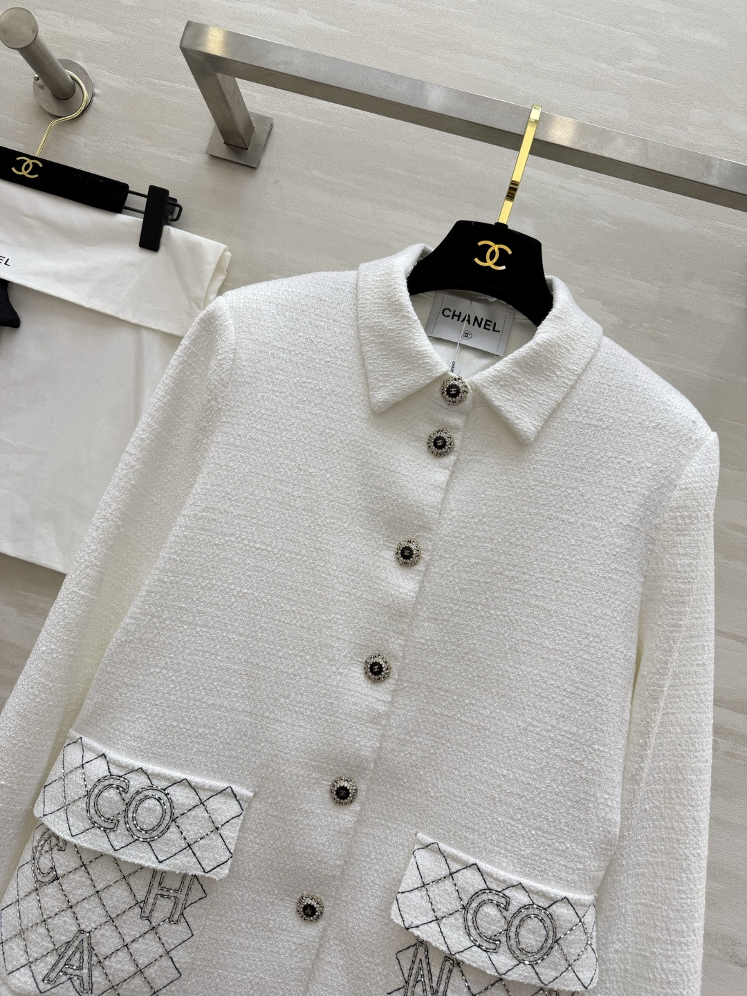 #Chane♡²⁶奶白粗花呢外套 粗花呢肌理自带柔光滤镜 翻领设计 重工钉珠字母口袋 经典又高级 高品质