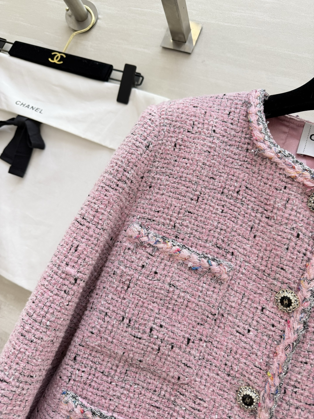#CHANE♡²⁶樱花粉粗花呢小香风外套 混色毛边包边 开模定制钻扣甜美中带着精致感 圆领剪裁 显高又灵