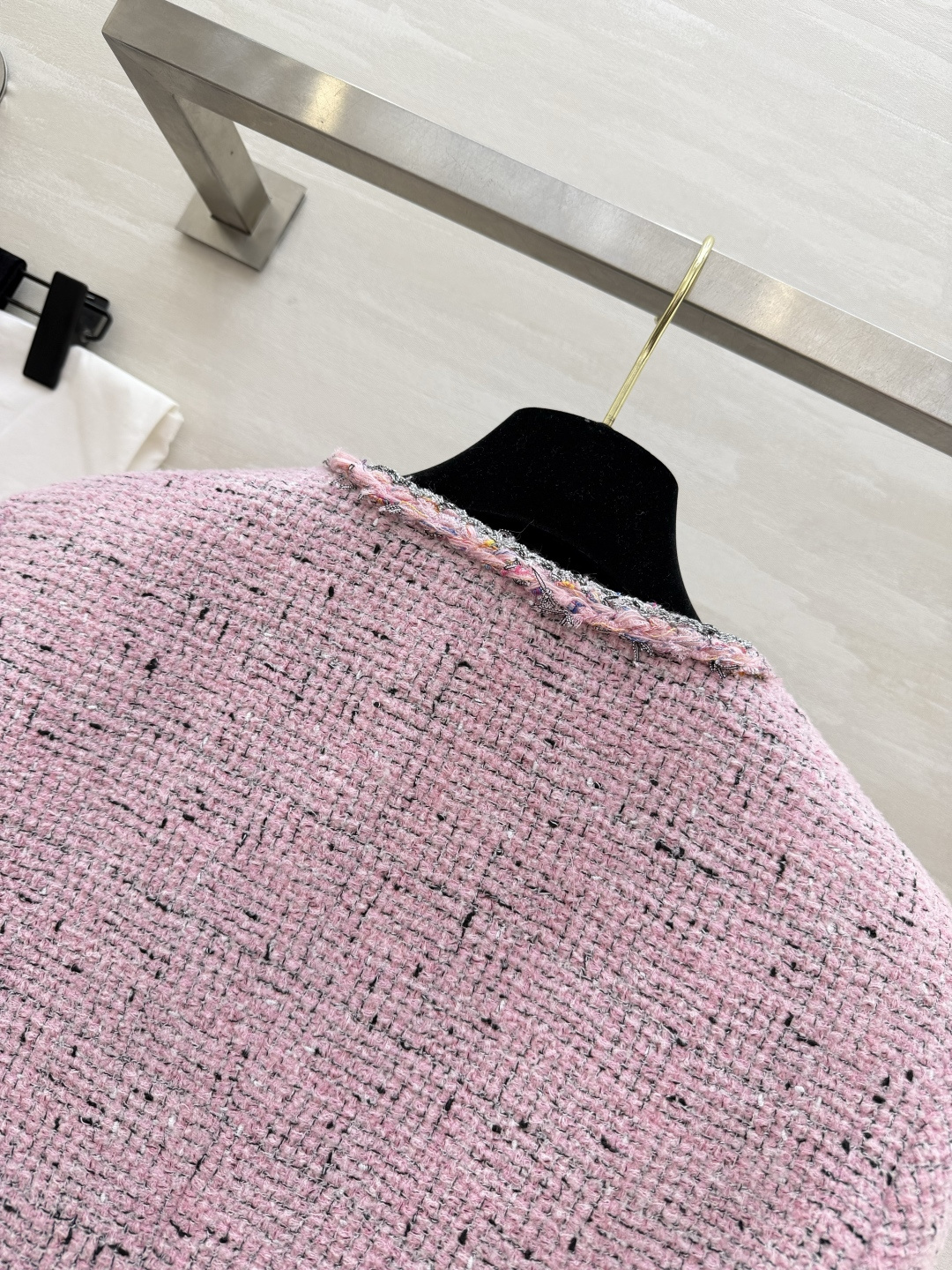 #CHANE♡²⁶樱花粉粗花呢小香风外套 混色毛边包边 开模定制钻扣甜美中带着精致感 圆领剪裁 显高又灵