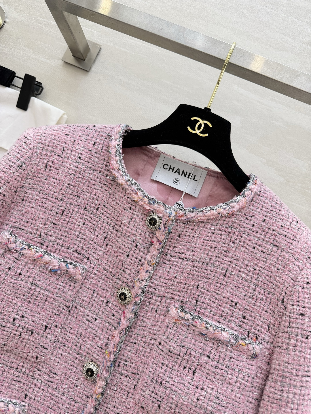 #CHANE♡²⁶樱花粉粗花呢小香风外套 混色毛边包边 开模定制钻扣甜美中带着精致感 圆领剪裁 显高又灵