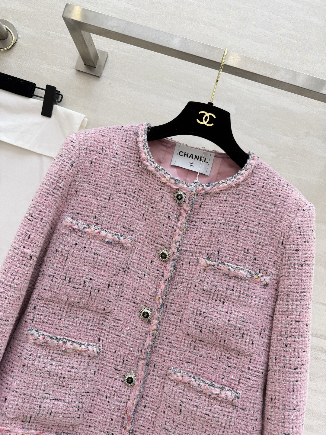 #CHANE♡²⁶樱花粉粗花呢小香风外套 混色毛边包边 开模定制钻扣甜美中带着精致感 圆领剪裁 显高又灵