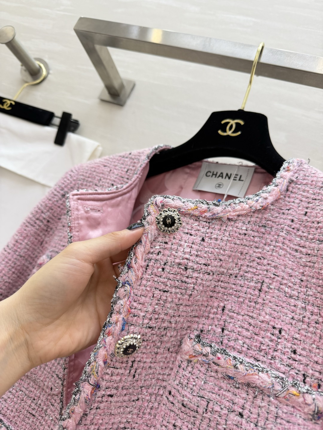 #CHANE♡²⁶樱花粉粗花呢小香风外套 混色毛边包边 开模定制钻扣甜美中带着精致感 圆领剪裁 显高又灵