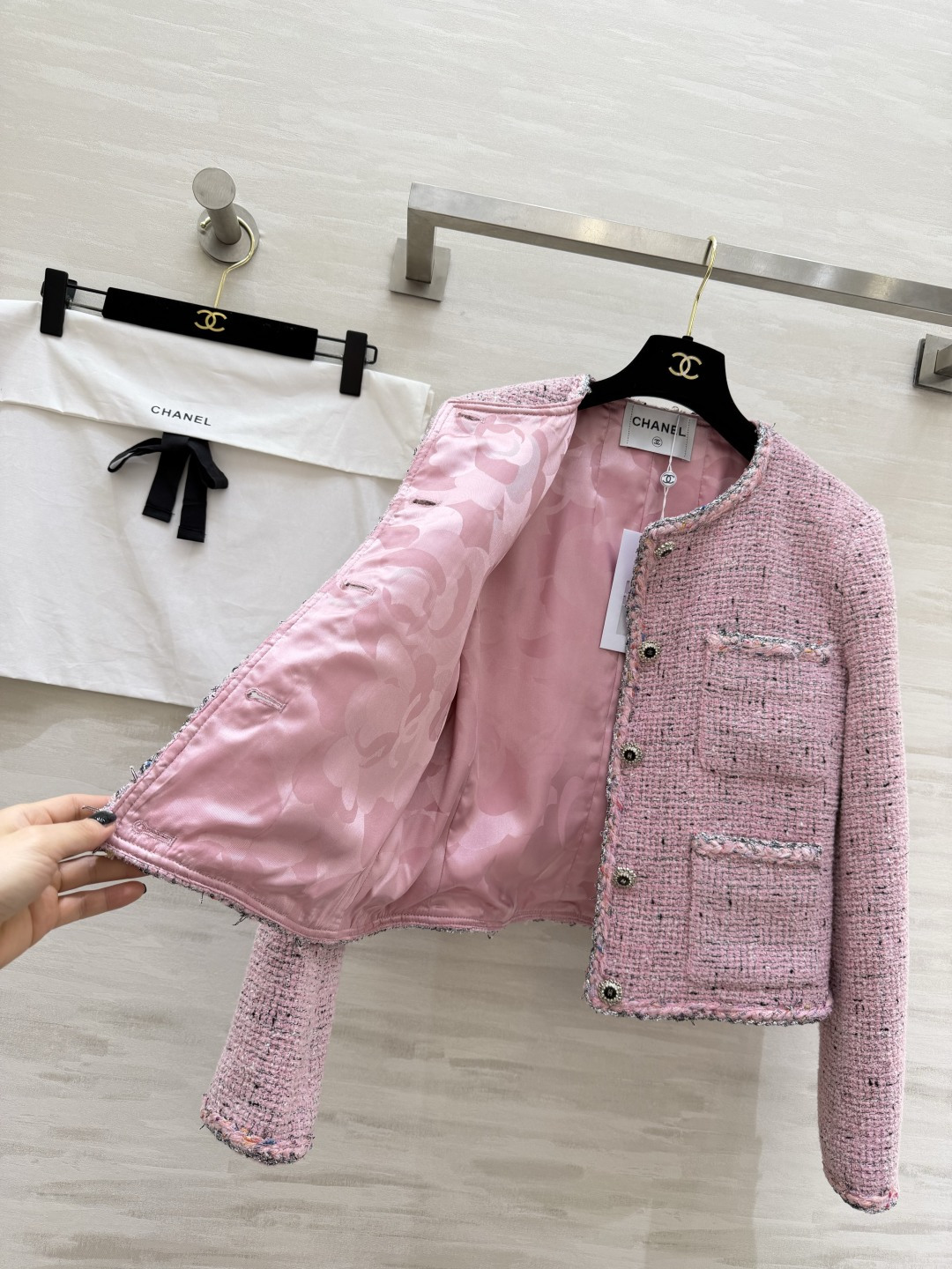 #CHANE♡²⁶樱花粉粗花呢小香风外套 混色毛边包边 开模定制钻扣甜美中带着精致感 圆领剪裁 显高又灵
