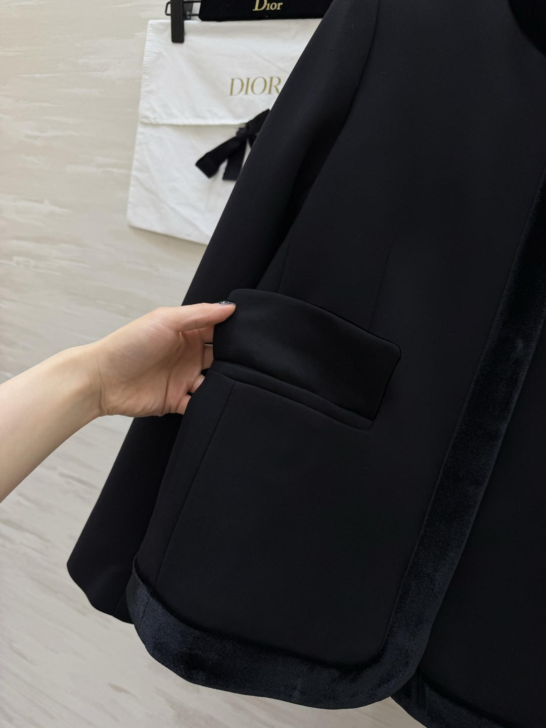 #DIO♡²⁶新款 黑色丝绒拼接外套 定制哑光面料 丝绒镶边 质感拉满 无扣圆领设计 利落又大气 搭配半