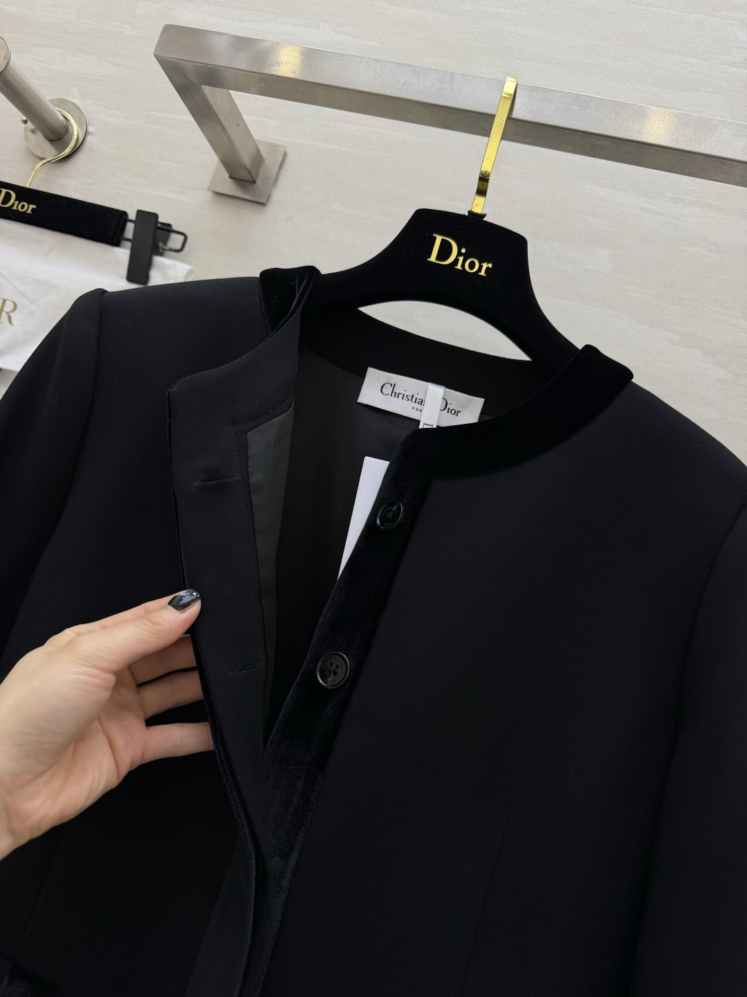 #DIO♡²⁶新款 黑色丝绒拼接外套 定制哑光面料 丝绒镶边 质感拉满 无扣圆领设计 利落又大气 搭配半