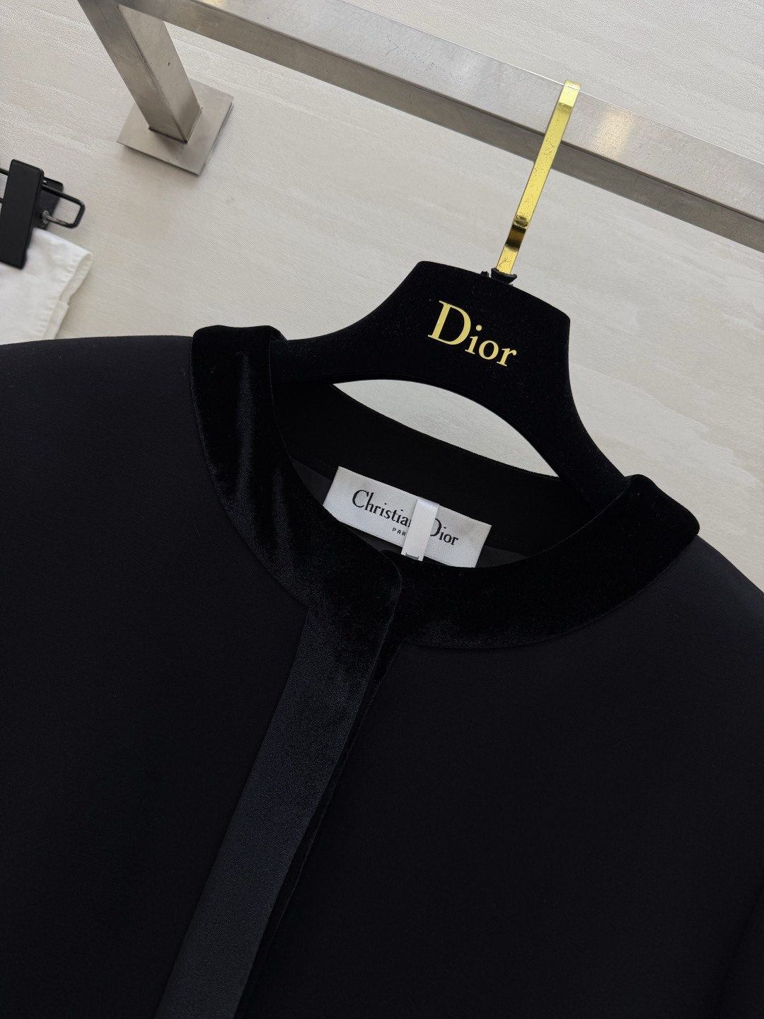 #DIO♡²⁶新款 黑色丝绒拼接外套 定制哑光面料 丝绒镶边 质感拉满 无扣圆领设计 利落又大气 搭配半