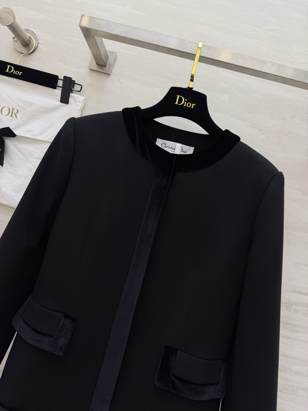 #DIO♡²⁶新款 黑色丝绒拼接外套 定制哑光面料 丝绒镶边 质感拉满 无扣圆领设计 利落又大气 搭配半