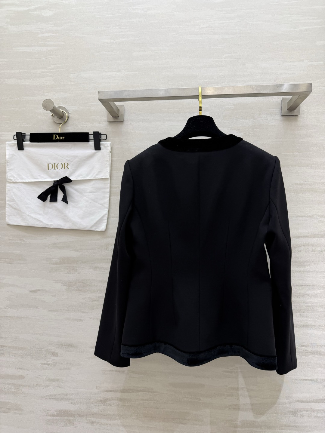 #DIO♡²⁶新款 黑色丝绒拼接外套 定制哑光面料 丝绒镶边 质感拉满 无扣圆领设计 利落又大气 搭配半