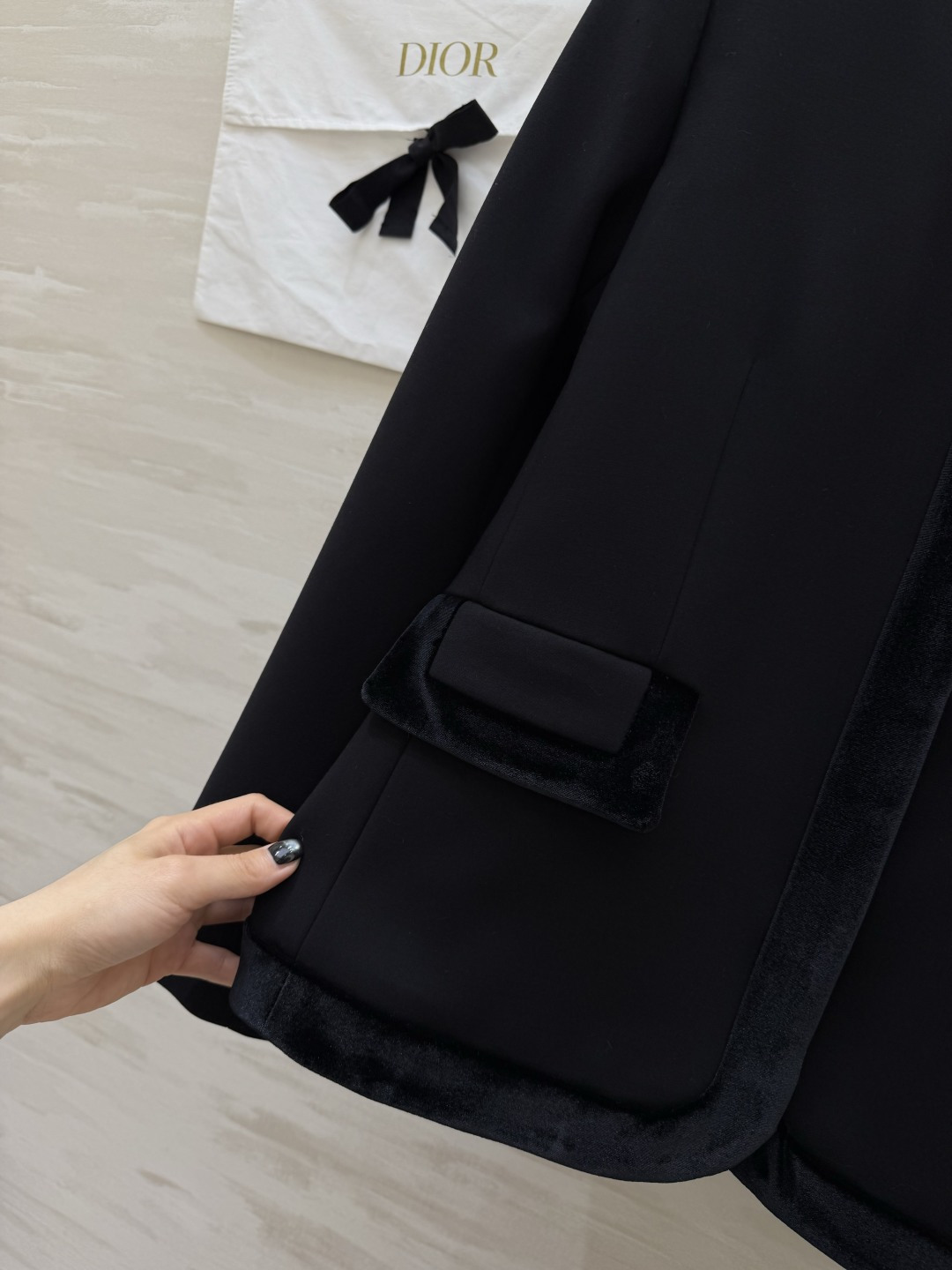 #DIO♡²⁶新款 黑色丝绒拼接外套 定制哑光面料 丝绒镶边 质感拉满 无扣圆领设计 利落又大气 搭配半