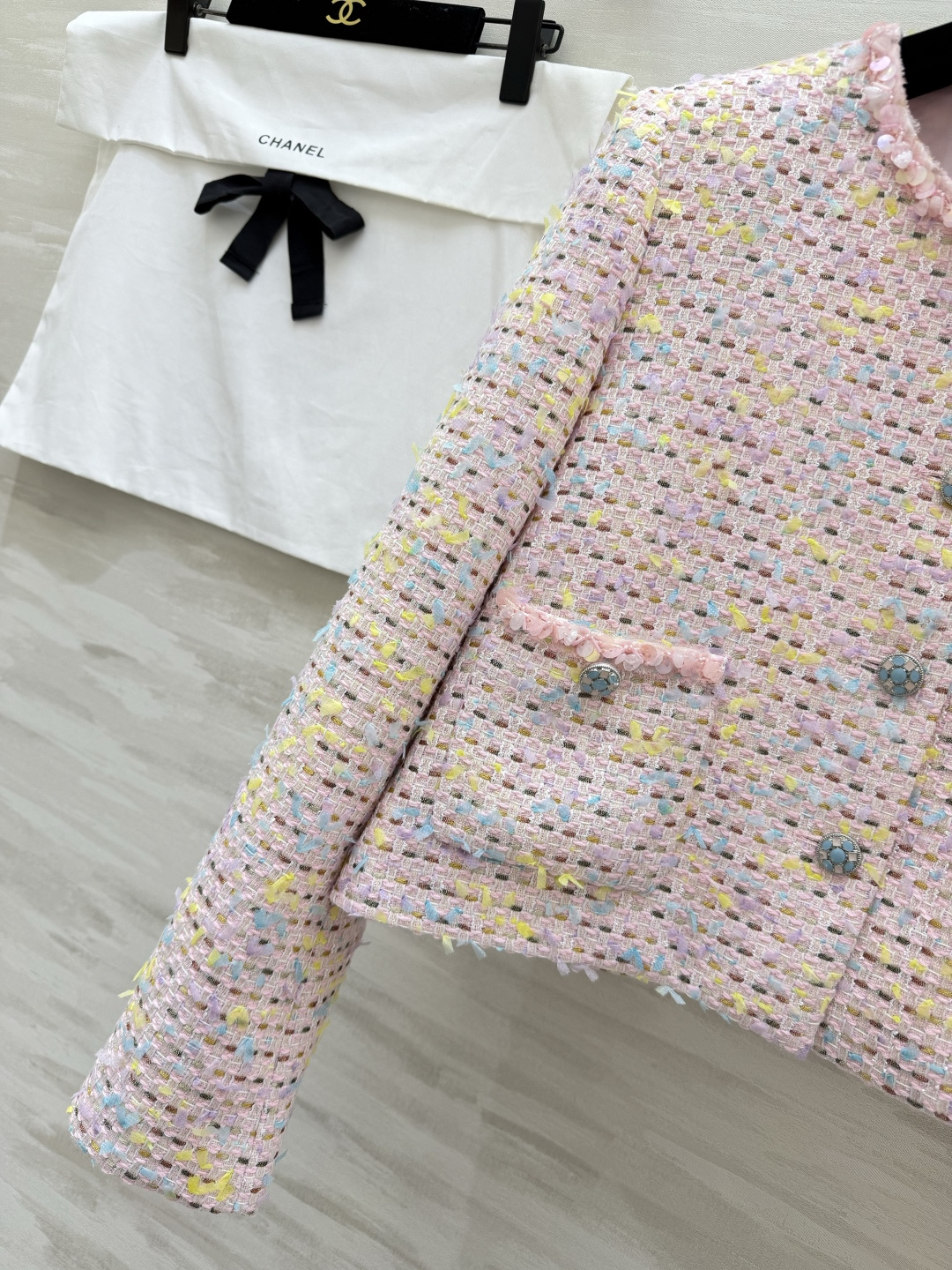 #Chane♡²⁶新款粉彩粗花呢小香风外套 把春天穿在身上 混色纱线 重工珠片点缀细节显贵奢华 甜美又不