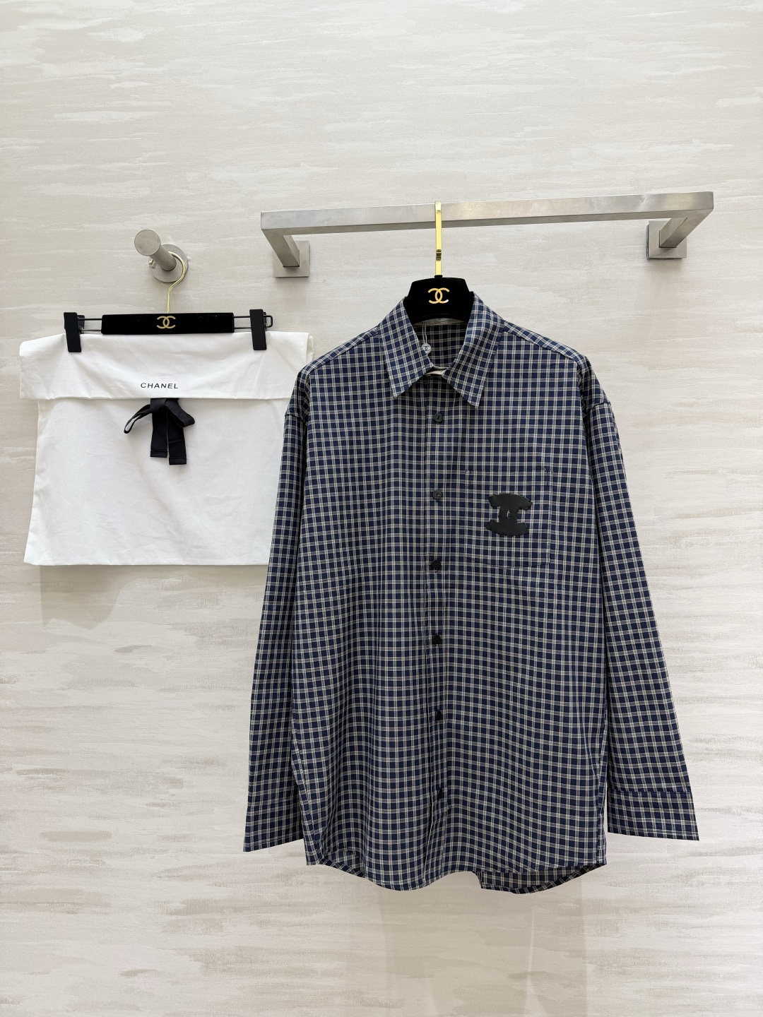 #CHAN♡²⁶.蓝格纹硬核上线💥经典格纹+皮质双C标识宽松版型自带街头感！高品质 现货来size：36