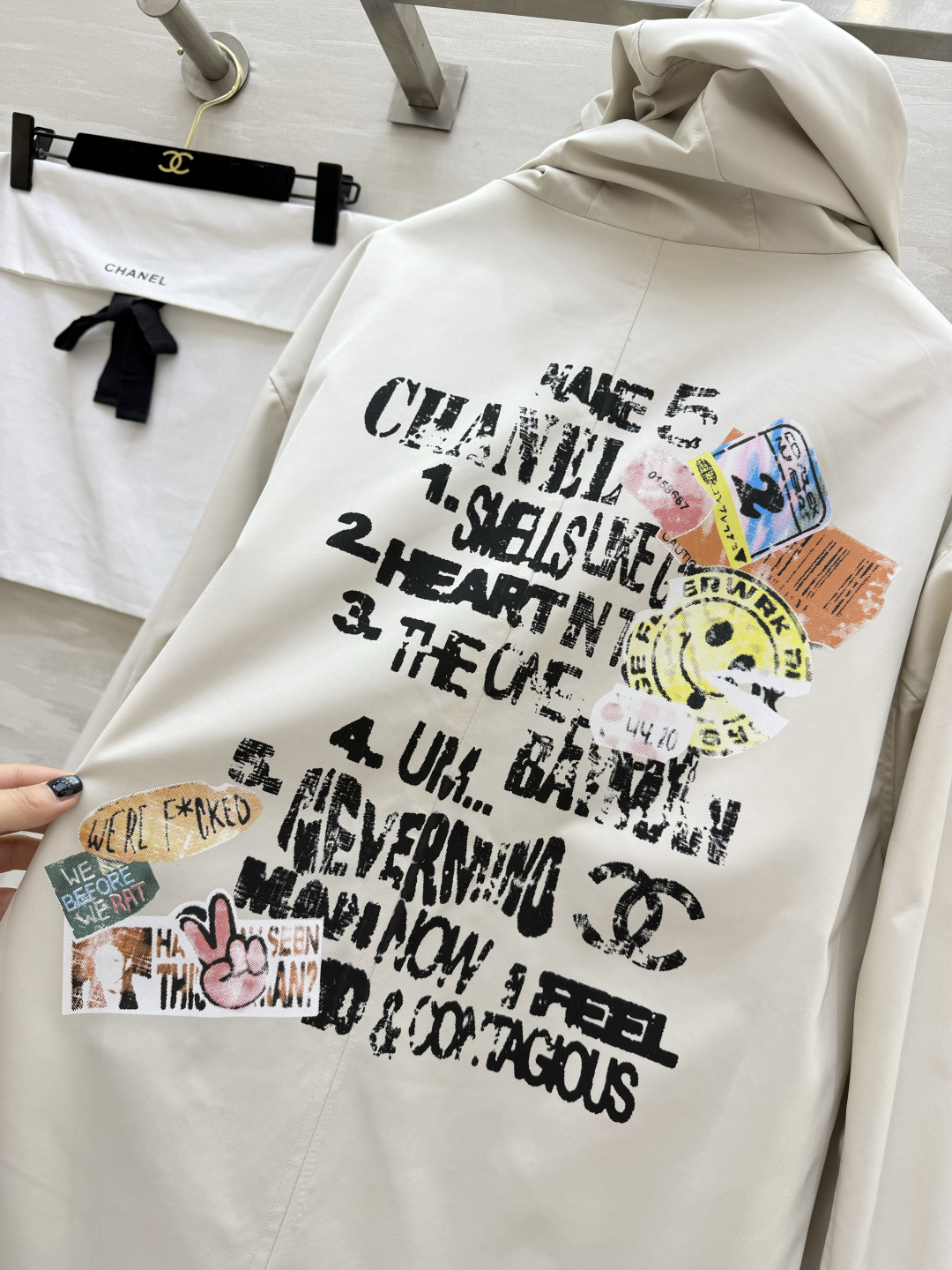 ▪️CHAN♡²⁶新款后背涂鸦连帽外套｜把随性穿在身上▪️ 复古涂鸦做旧字母 高品质定制 ▪️现货首发s