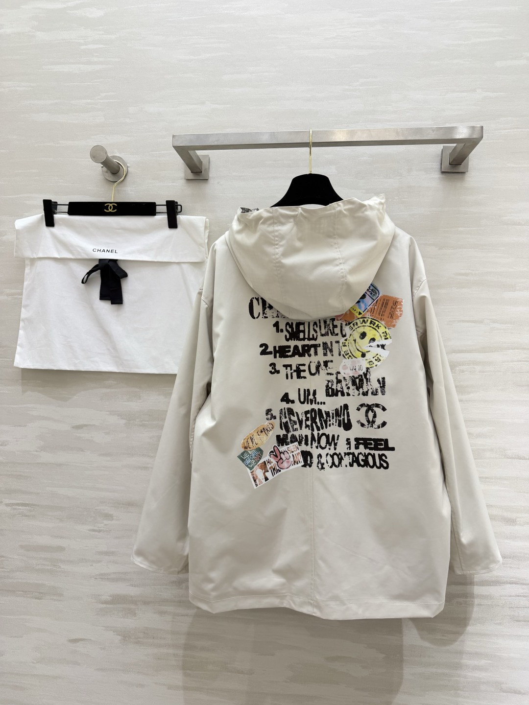 ▪️CHAN♡²⁶新款后背涂鸦连帽外套｜把随性穿在身上▪️ 复古涂鸦做旧字母 高品质定制 ▪️现货首发s