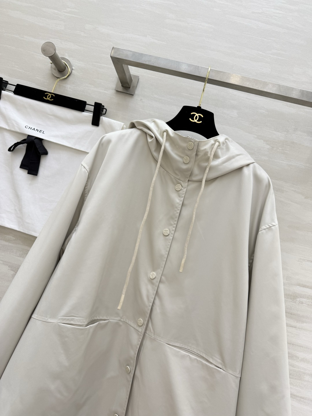 ▪️CHAN♡²⁶新款后背涂鸦连帽外套｜把随性穿在身上▪️ 复古涂鸦做旧字母 高品质定制 ▪️现货首发s