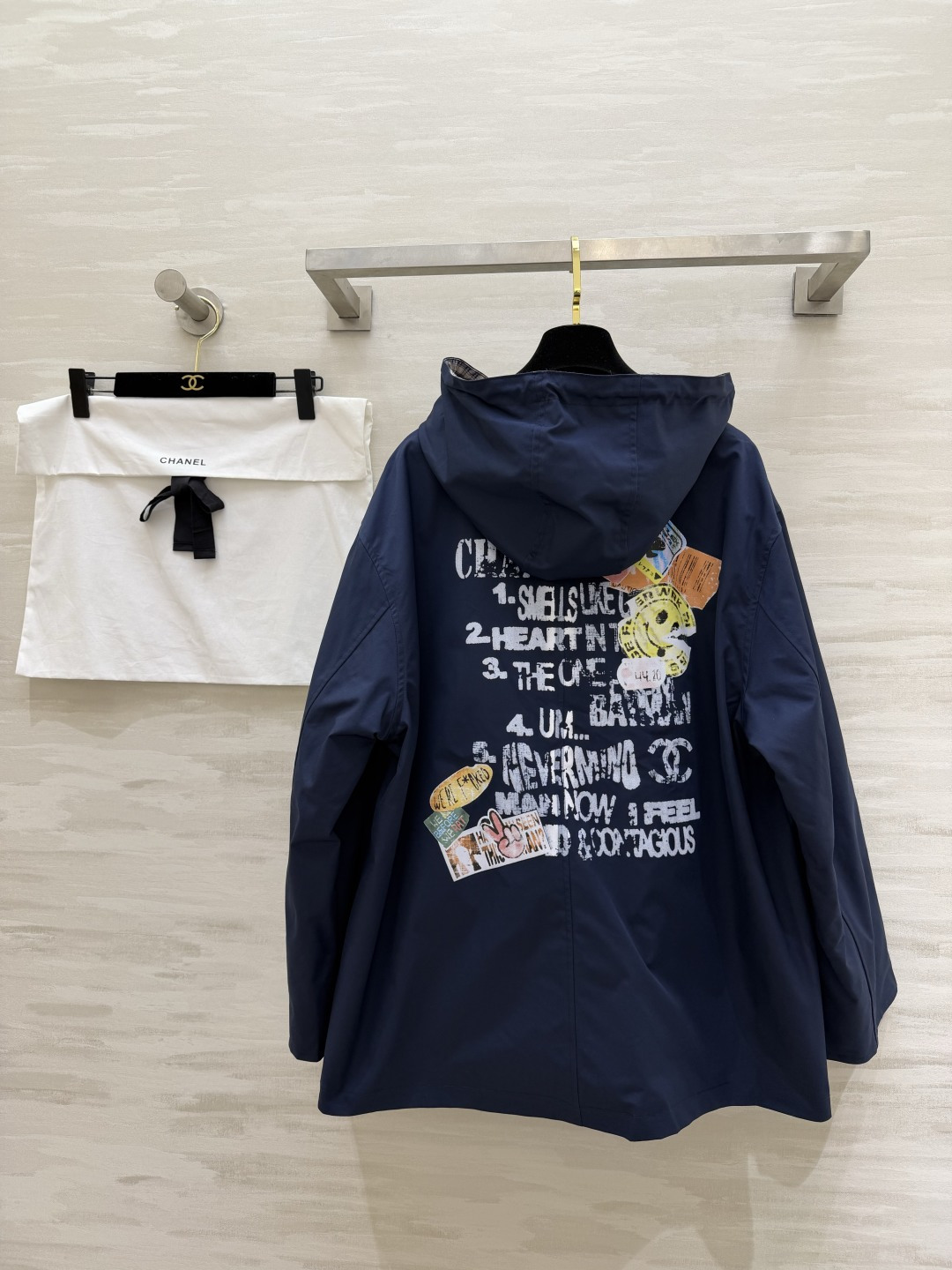 ▪️CHAN♡²⁶新款后背涂鸦连帽外套｜把随性穿在身上▪️ 复古涂鸦做旧字母 高品质定制 ▪️现货首发s