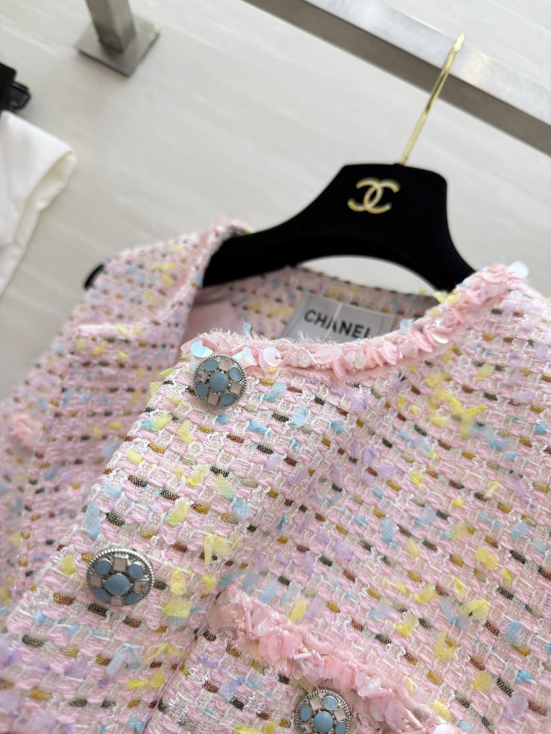 ▫️ CHANE♡²⁶粗花呢马甲▫️ 粉色混彩+亮片肌理，高级感拉满▫️ 圆领无袖+经典口袋设计▫️ 日