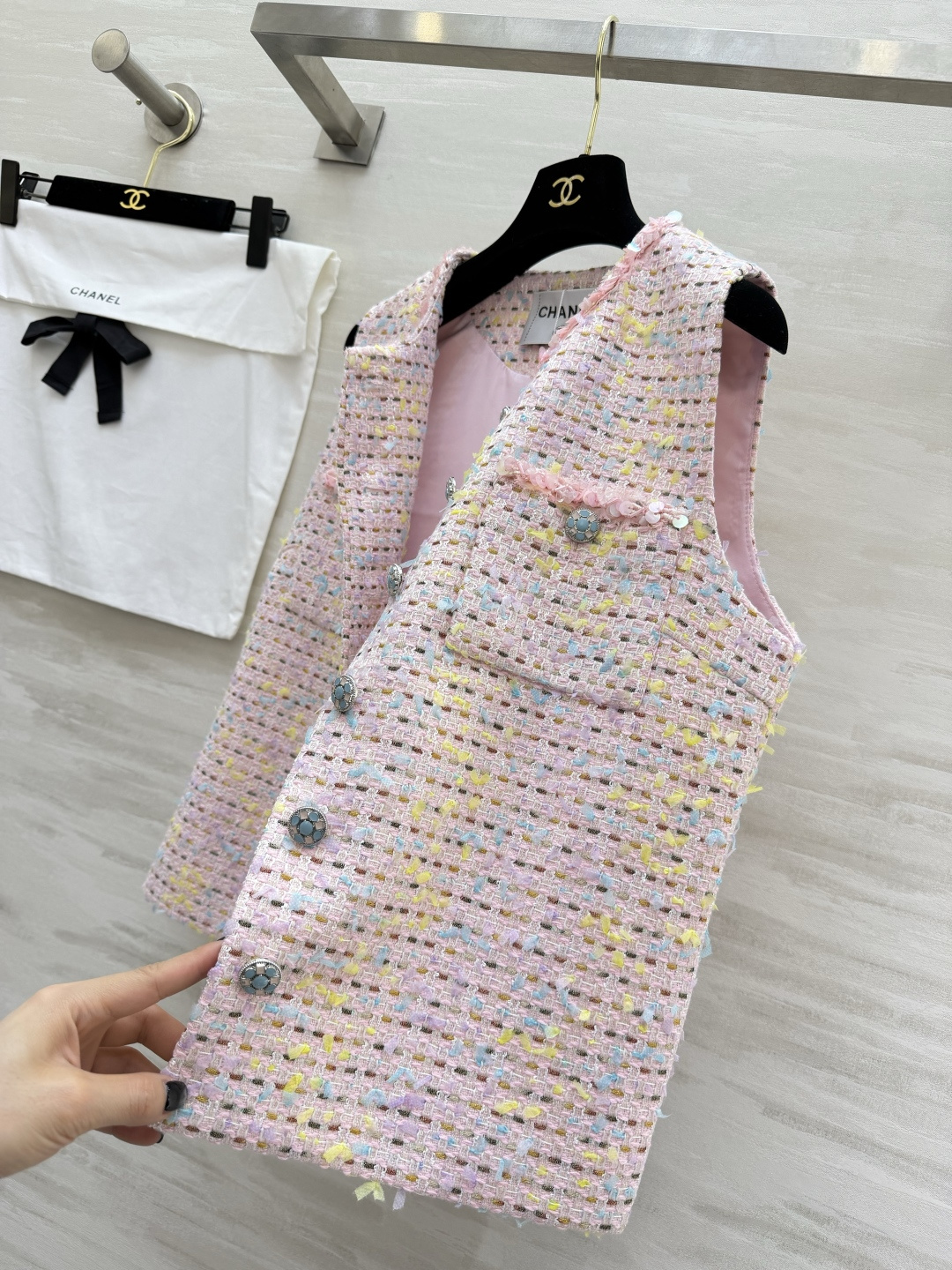 ▫️ CHANE♡²⁶粗花呢马甲▫️ 粉色混彩+亮片肌理，高级感拉满▫️ 圆领无袖+经典口袋设计▫️ 日