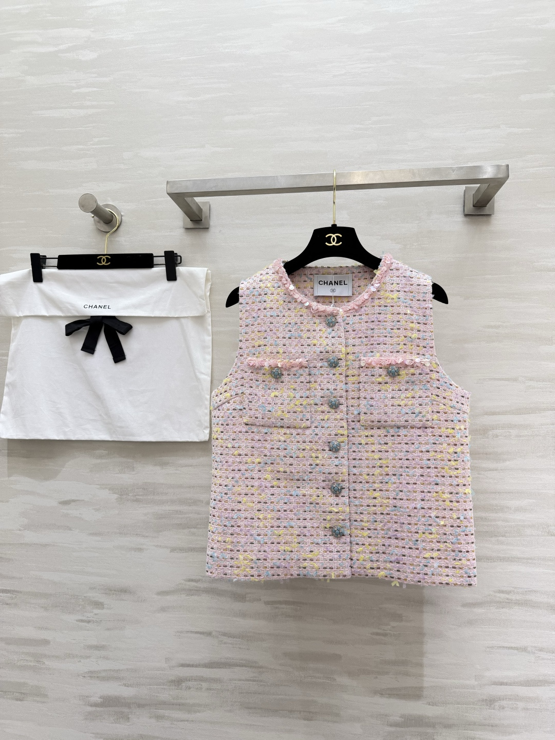 ▫️ CHANE♡²⁶粗花呢马甲▫️ 粉色混彩+亮片肌理，高级感拉满▫️ 圆领无袖+经典口袋设计▫️ 日