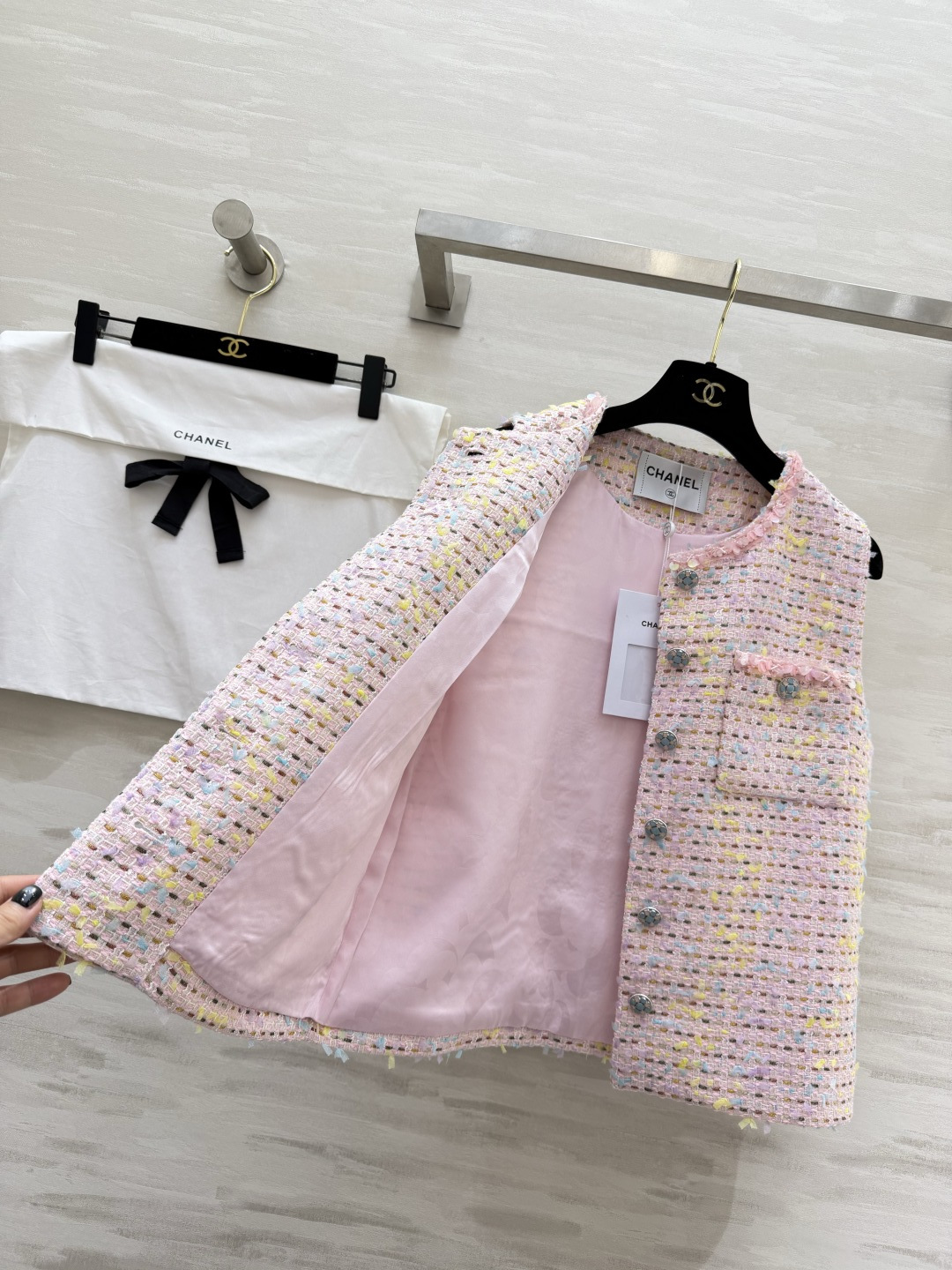 ▫️ CHANE♡²⁶粗花呢马甲▫️ 粉色混彩+亮片肌理，高级感拉满▫️ 圆领无袖+经典口袋设计▫️ 日