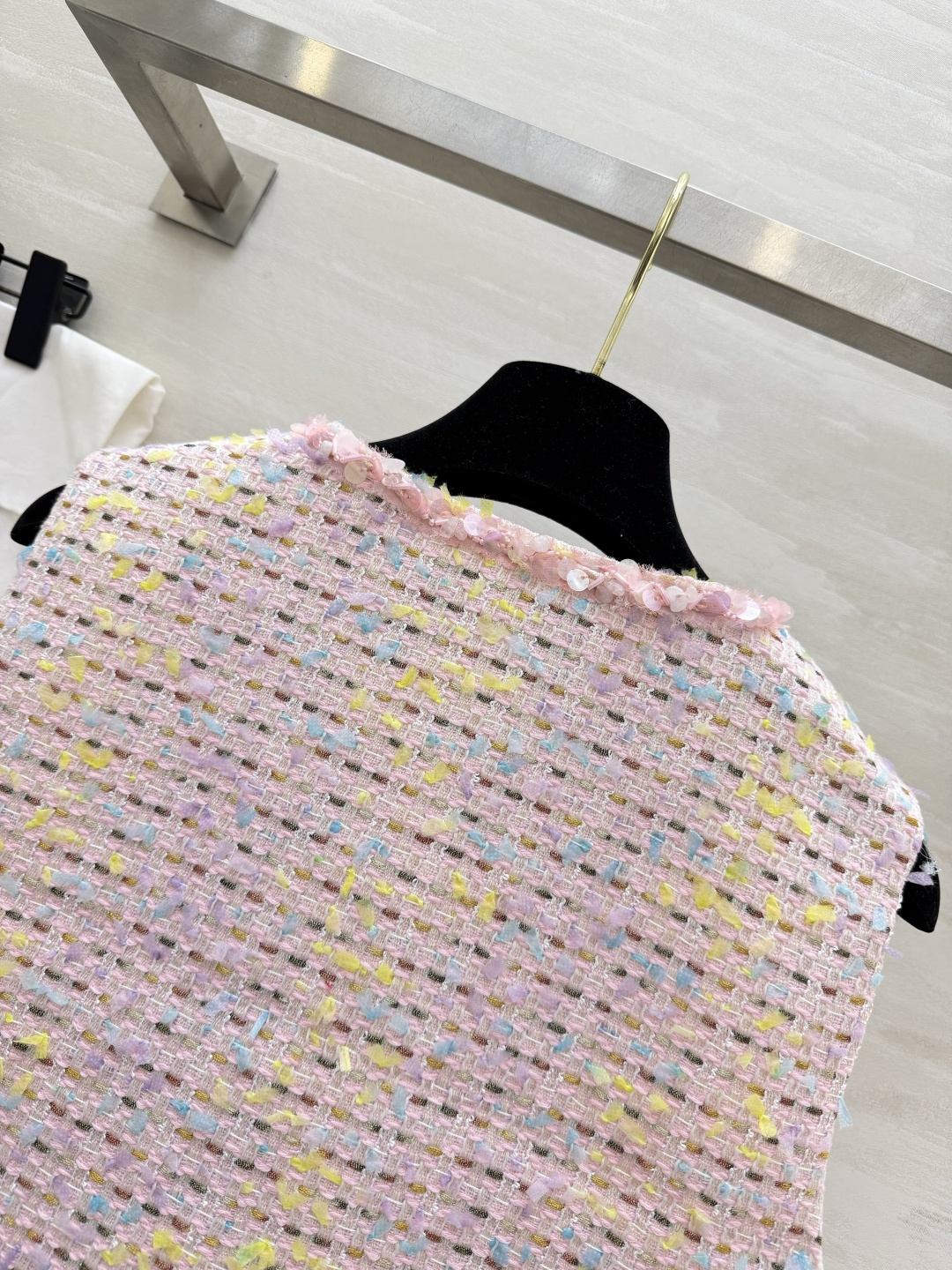 ▫️ CHANE♡²⁶粗花呢马甲▫️ 粉色混彩+亮片肌理，高级感拉满▫️ 圆领无袖+经典口袋设计▫️ 日