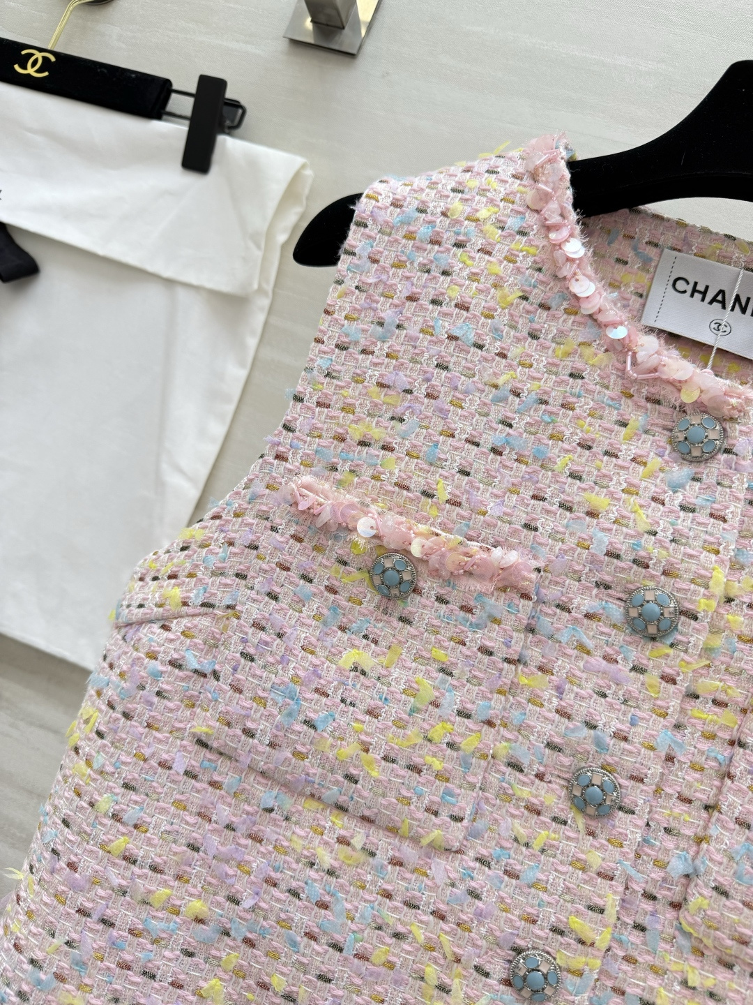 ▫️ CHANE♡²⁶粗花呢马甲▫️ 粉色混彩+亮片肌理，高级感拉满▫️ 圆领无袖+经典口袋设计▫️ 日