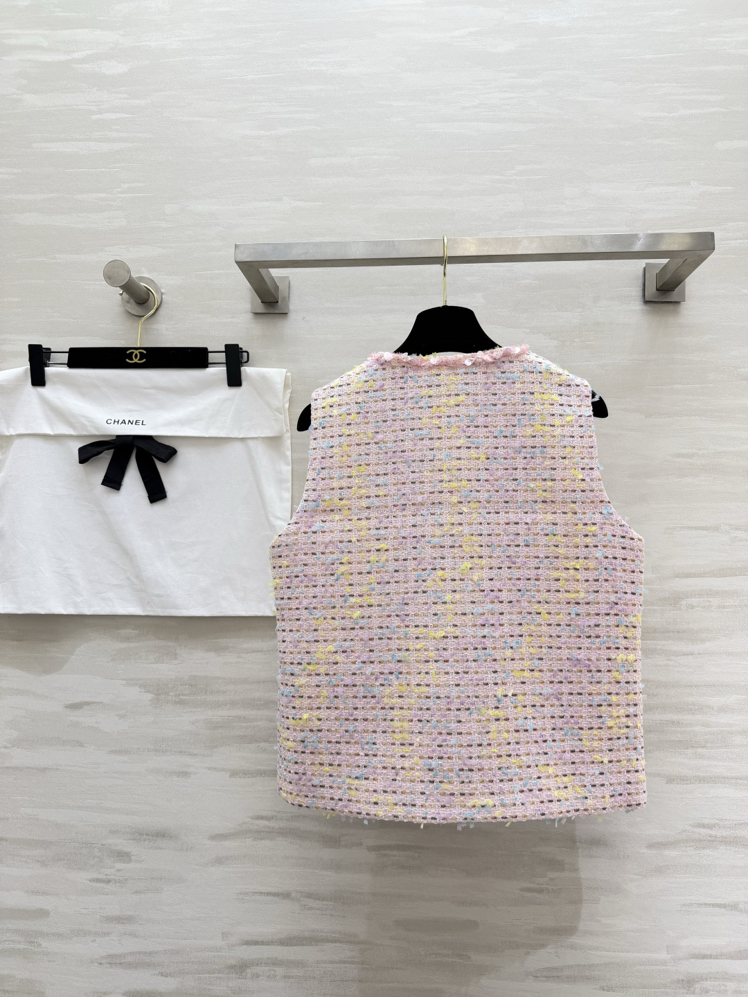 ▫️ CHANE♡²⁶粗花呢马甲▫️ 粉色混彩+亮片肌理，高级感拉满▫️ 圆领无袖+经典口袋设计▫️ 日