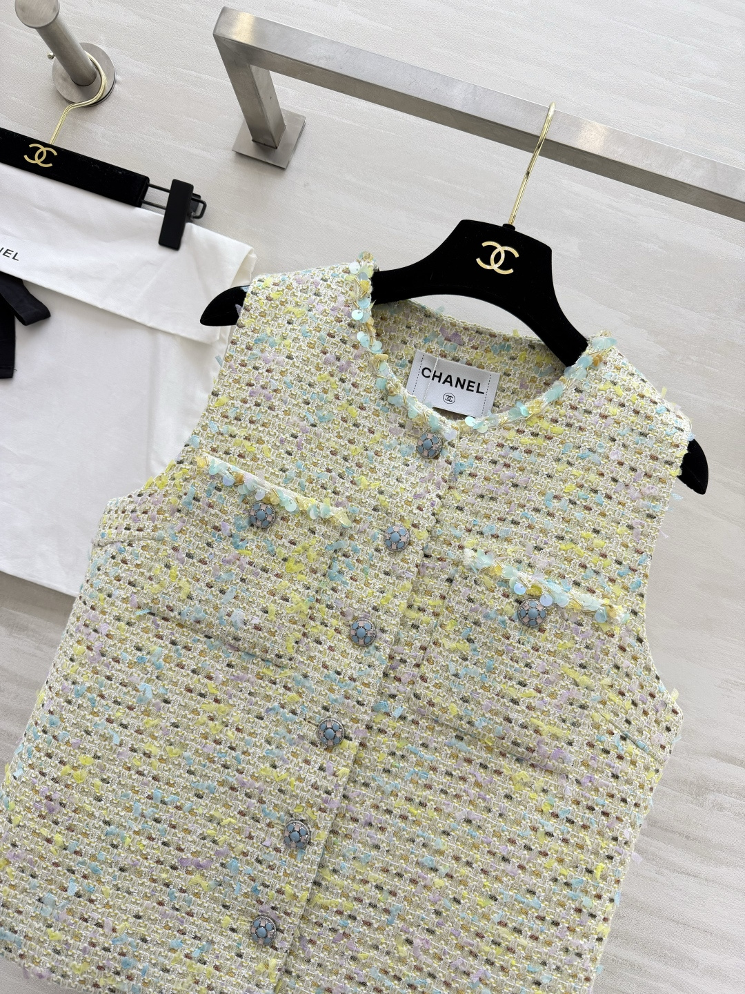 ▫️ CHANE♡²⁶粗花呢马甲▫️ 浅黄混彩+亮片肌理，高级感拉满▫️ 圆领无袖+经典口袋设计▫️ 日