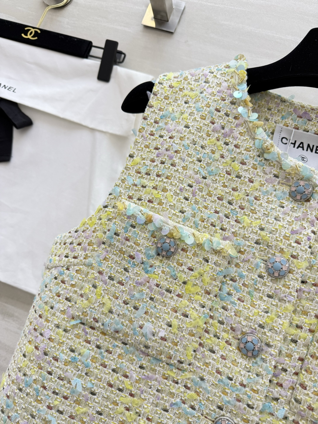 ▫️ CHANE♡²⁶粗花呢马甲▫️ 浅黄混彩+亮片肌理，高级感拉满▫️ 圆领无袖+经典口袋设计▫️ 日