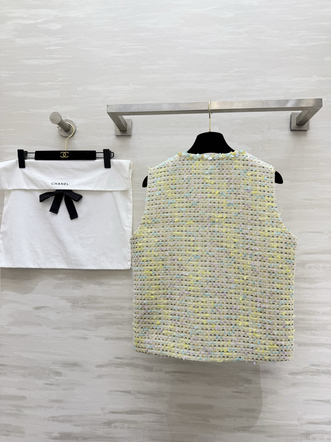 ▫️ CHANE♡²⁶粗花呢马甲▫️ 浅黄混彩+亮片肌理，高级感拉满▫️ 圆领无袖+经典口袋设计▫️ 日