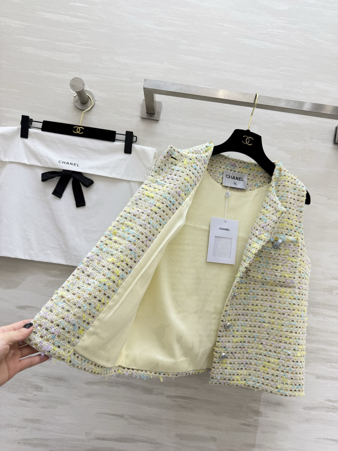 ▫️ CHANE♡²⁶粗花呢马甲▫️ 浅黄混彩+亮片肌理，高级感拉满▫️ 圆领无袖+经典口袋设计▫️ 日