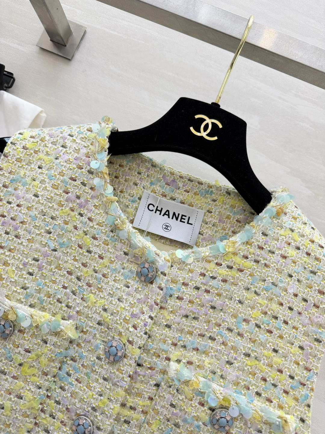 ▫️ CHANE♡²⁶粗花呢马甲▫️ 浅黄混彩+亮片肌理，高级感拉满▫️ 圆领无袖+经典口袋设计▫️ 日