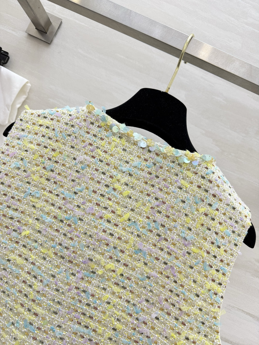 ▫️ CHANE♡²⁶粗花呢马甲▫️ 浅黄混彩+亮片肌理，高级感拉满▫️ 圆领无袖+经典口袋设计▫️ 日