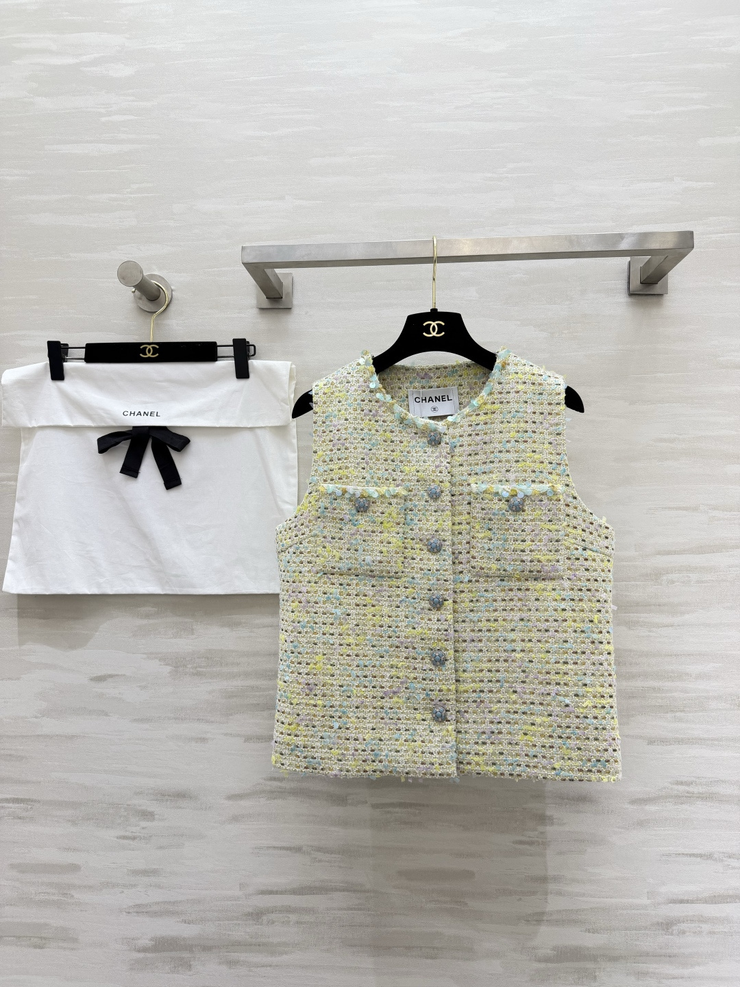 ▫️ CHANE♡²⁶粗花呢马甲▫️ 浅黄混彩+亮片肌理，高级感拉满▫️ 圆领无袖+经典口袋设计▫️ 日
