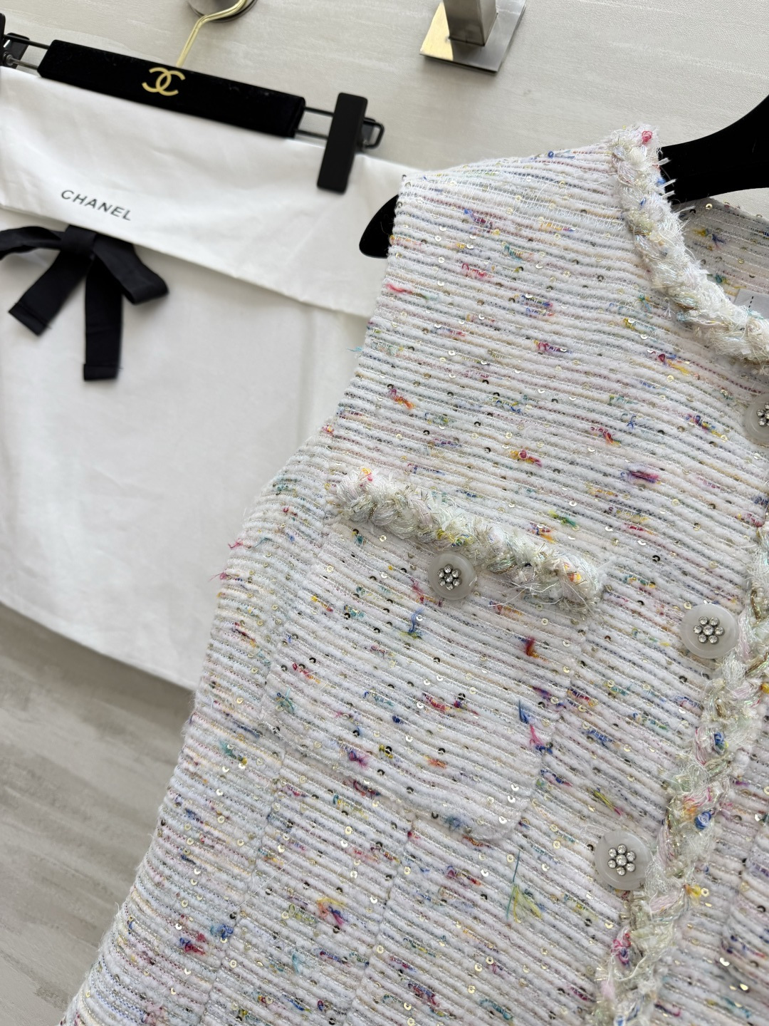 #Chane♡²⁶新款 彩点粗花呢无袖裙✨ 定制面料自带细碎闪片 毛边口袋设计 优雅又有细节感 谁穿谁温