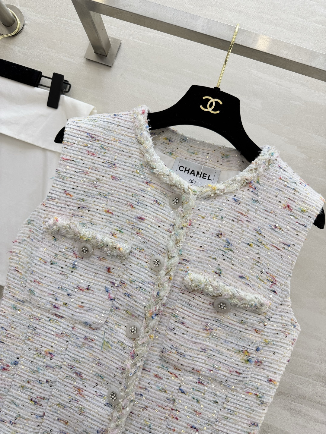 #Chane♡²⁶新款 彩点粗花呢无袖裙✨ 定制面料自带细碎闪片 毛边口袋设计 优雅又有细节感 谁穿谁温