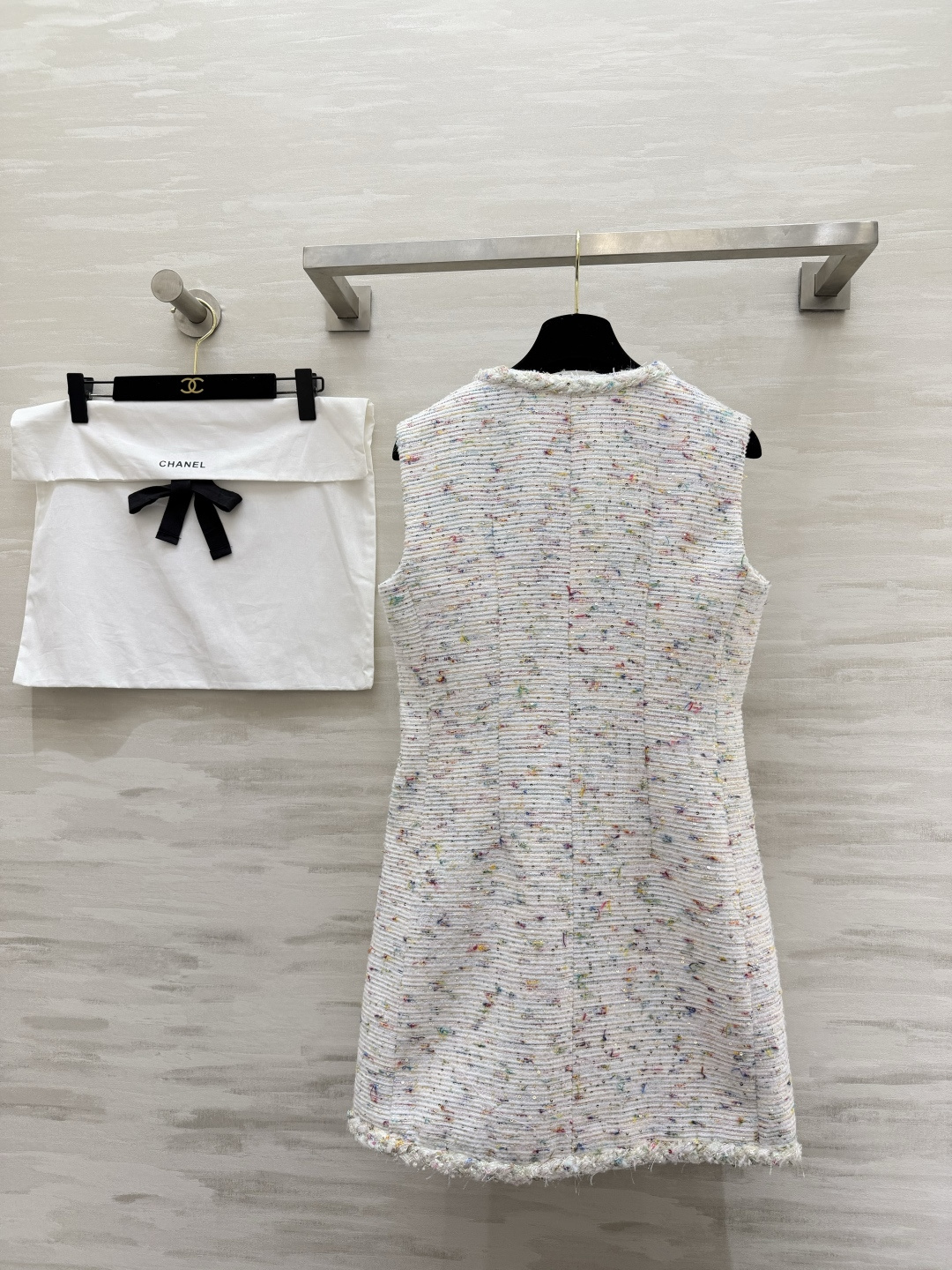 #Chane♡²⁶新款 彩点粗花呢无袖裙✨ 定制面料自带细碎闪片 毛边口袋设计 优雅又有细节感 谁穿谁温