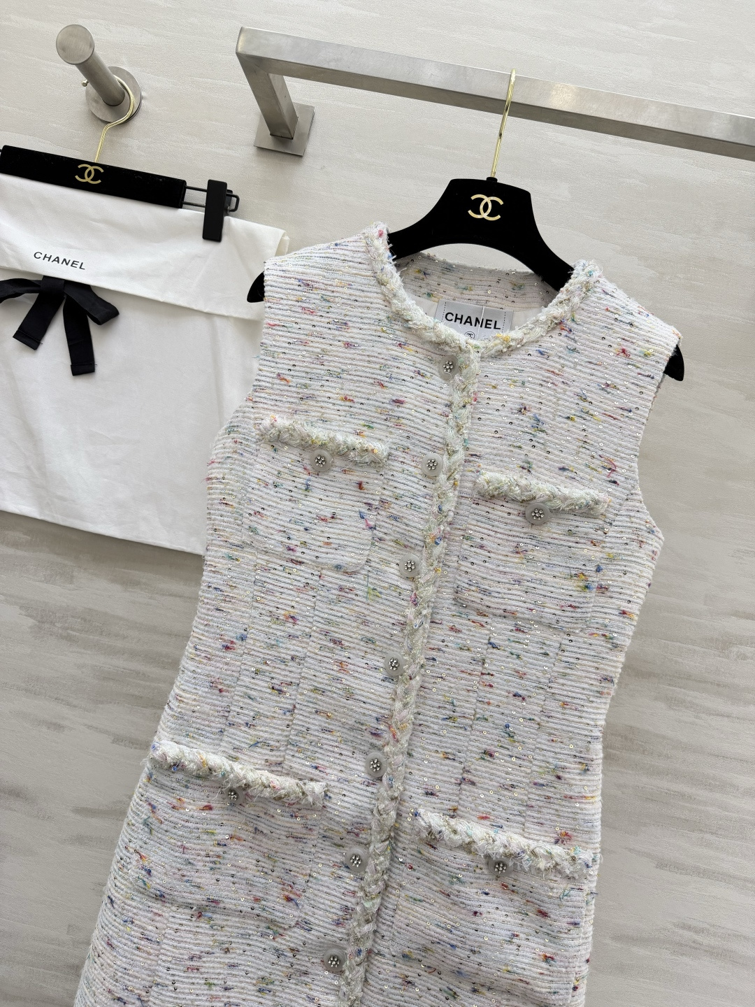 #Chane♡²⁶新款 彩点粗花呢无袖裙✨ 定制面料自带细碎闪片 毛边口袋设计 优雅又有细节感 谁穿谁温