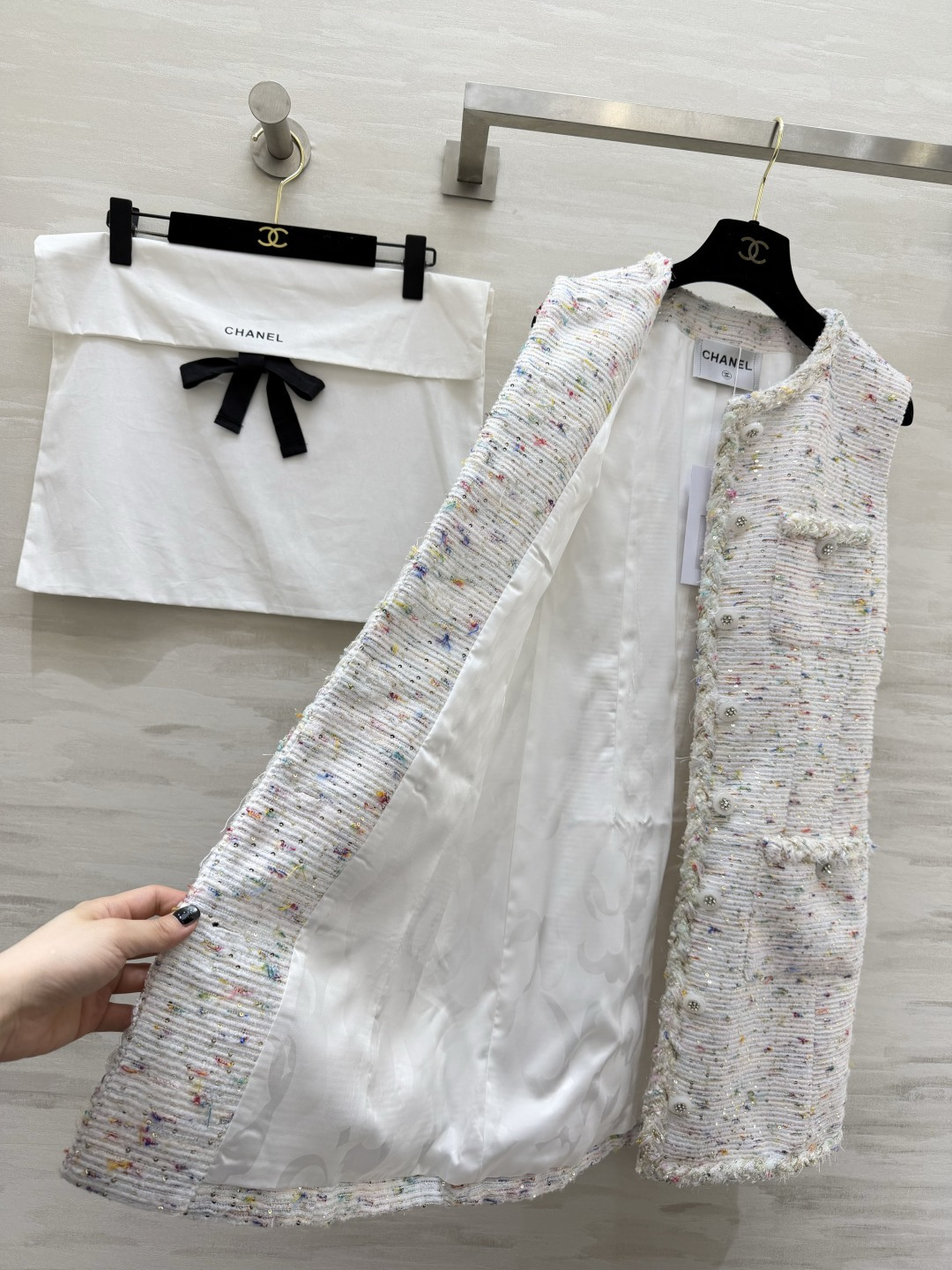 #Chane♡²⁶新款 彩点粗花呢无袖裙✨ 定制面料自带细碎闪片 毛边口袋设计 优雅又有细节感 谁穿谁温