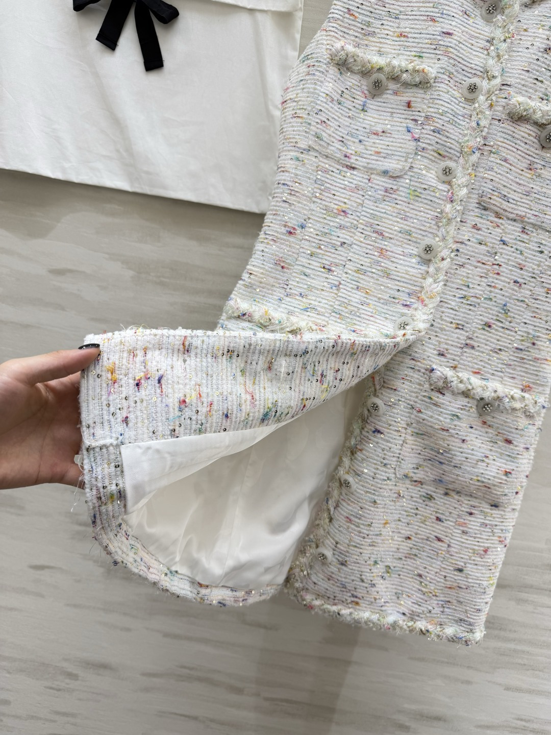 #Chane♡²⁶新款 彩点粗花呢无袖裙✨ 定制面料自带细碎闪片 毛边口袋设计 优雅又有细节感 谁穿谁温