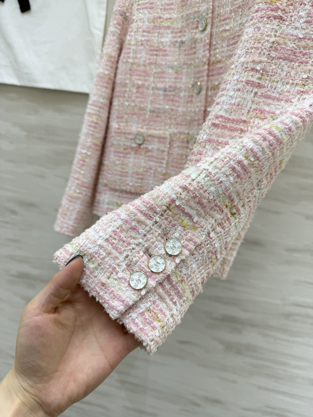 #Chane♡²⁶新款✨ 粉雾温柔粉白粗花呢外套 自带柔光滤镜💫 经典版型显高又显贵 随便搭都好看，是春