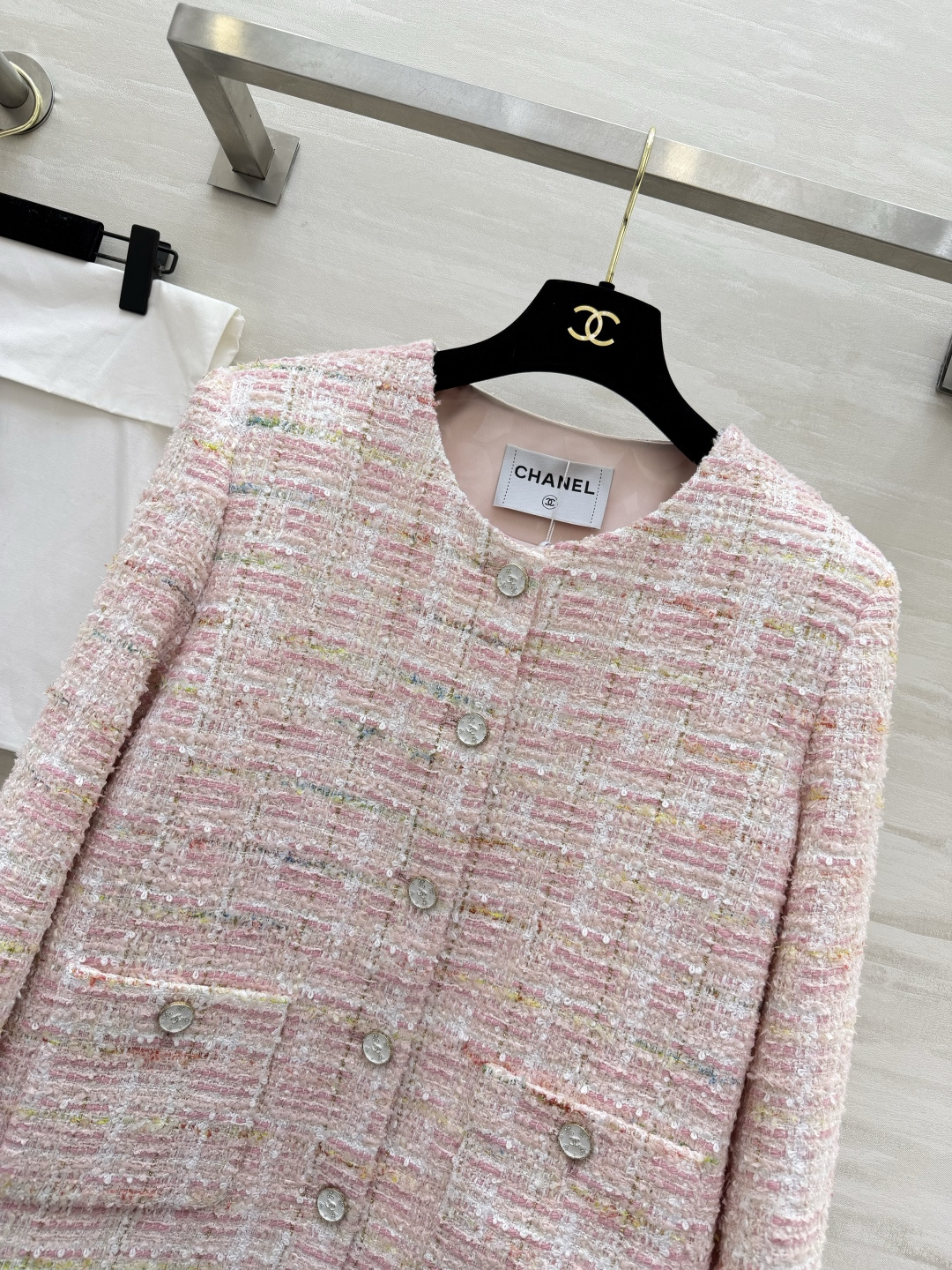 #Chane♡²⁶新款✨ 粉雾温柔粉白粗花呢外套 自带柔光滤镜💫 经典版型显高又显贵 随便搭都好看，是春