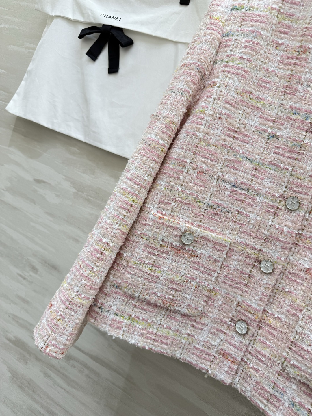 #Chane♡²⁶新款✨ 粉雾温柔粉白粗花呢外套 自带柔光滤镜💫 经典版型显高又显贵 随便搭都好看，是春