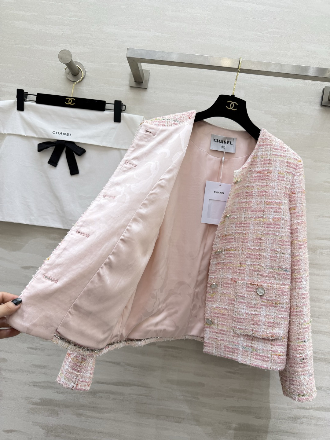 #Chane♡²⁶新款✨ 粉雾温柔粉白粗花呢外套 自带柔光滤镜💫 经典版型显高又显贵 随便搭都好看，是春