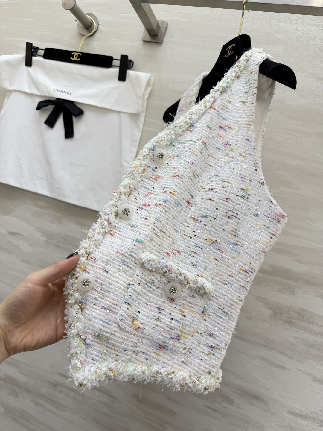 #Chane♡²⁶新款彩点粗花呢马甲 法式精致和春日元气焊在了一起💫奶白底+细碎彩点纱线 自带温柔滤镜 